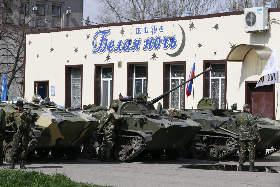 Ukrainos kariai išardė ginklus, vykdydami prorusiškų aktyvistų reikalavimą
