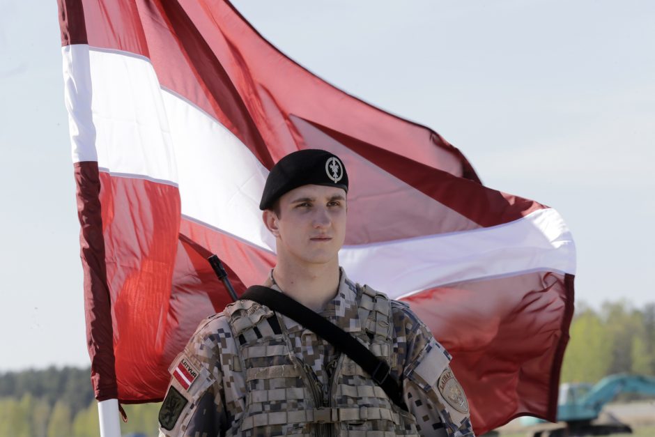 Apklausa: 40 proc. Latvijos gyventojų pasirengę ginti jos nepriklausomybę