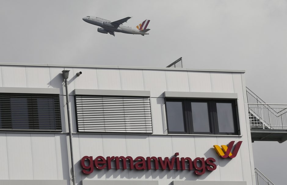 Vaizdo įrašas liudija: „Germanwings“ lėktuvo salone prieš pat katastrofą kilo chaosas