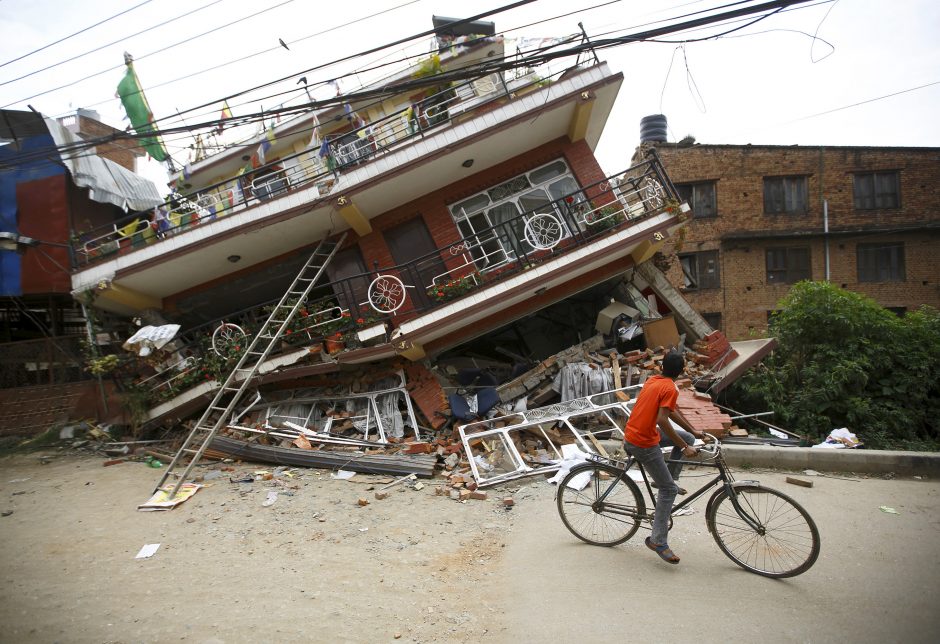 Nepale žemės drebėjimo aukų gali padaugėti iki 10 tūkstančių