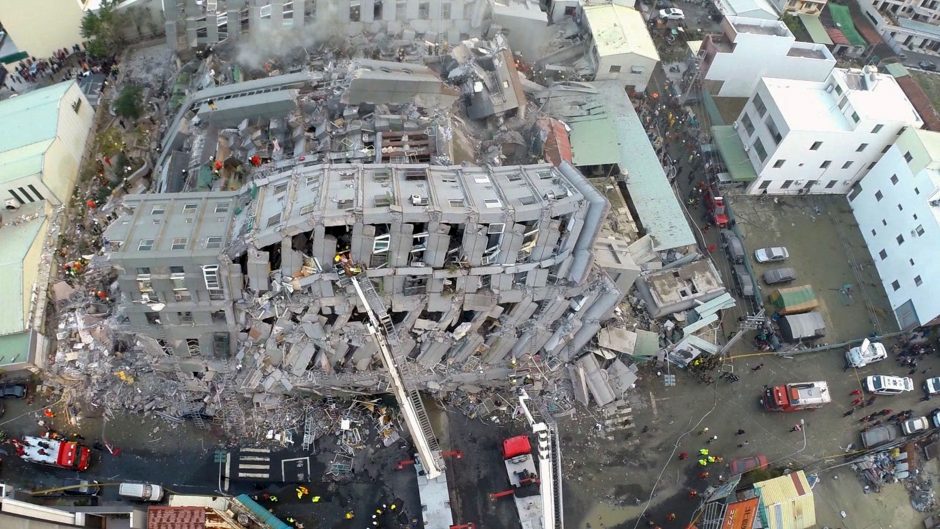 Per žemės drebėjimą Taivane sugriuvo daugiabutis, aukų skaičius auga