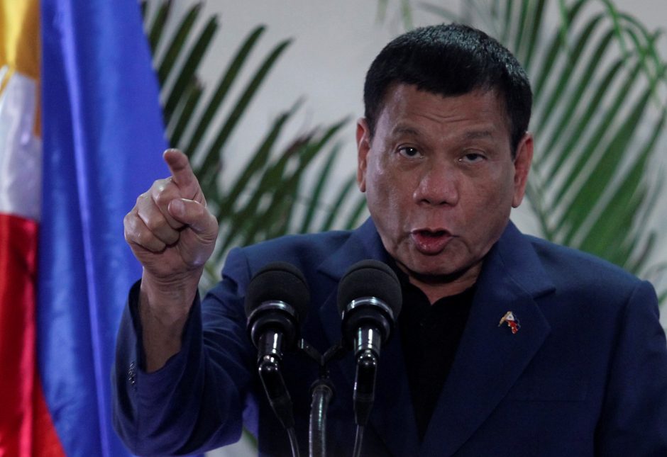 Filipinų prezidentas pažadėjo nebesikeikti, nes jam taip liepė Dievas