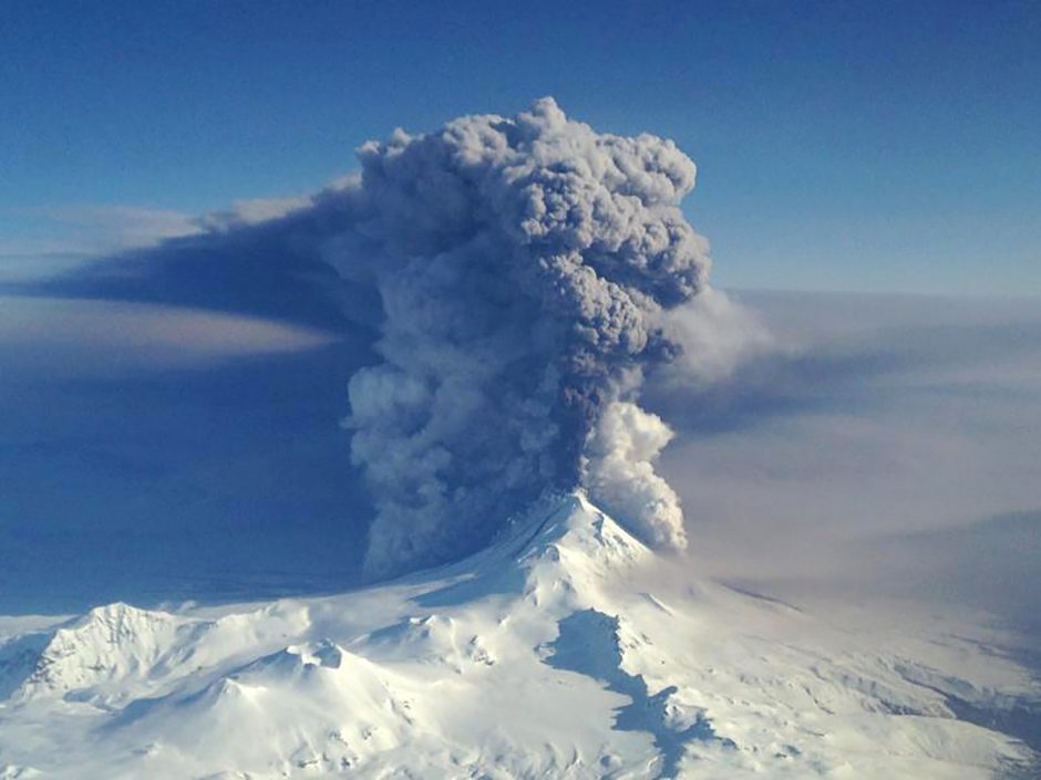 Vėl išsiveržęs Aliaskos ugnikalnis paleido dar vieną pliūpsnį pelenų