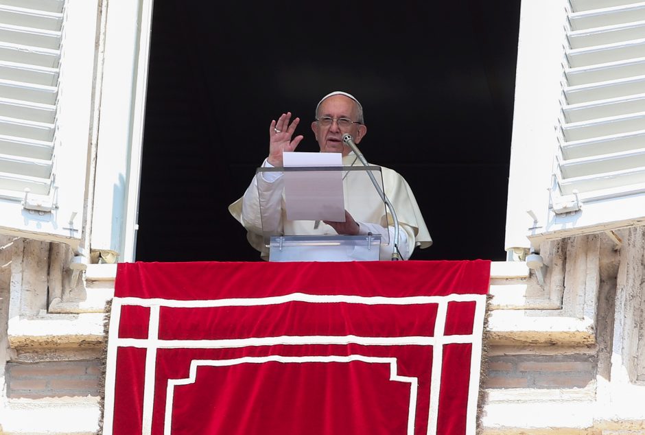 Popiežius ragina nutraukti smurtą prieš nekaltus žmones