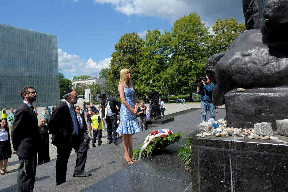 I. Trump apsilankė Varšuvos geto memoriale
