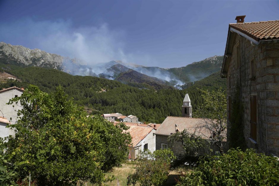 Karštis ir vėjas kursto miškų gaisrus Portugalijoje ir Korsikoje