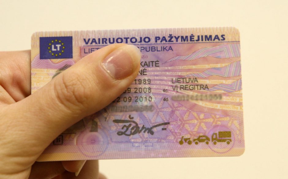 Vairuotojo pažymėjimą siekiama prilyginti asmens tapatybės dokumentui