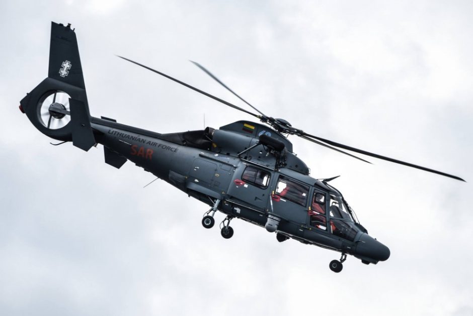 Lietuvos kariuomenės sraigtasparnis Latvijoje ieško skęstančio žmogaus