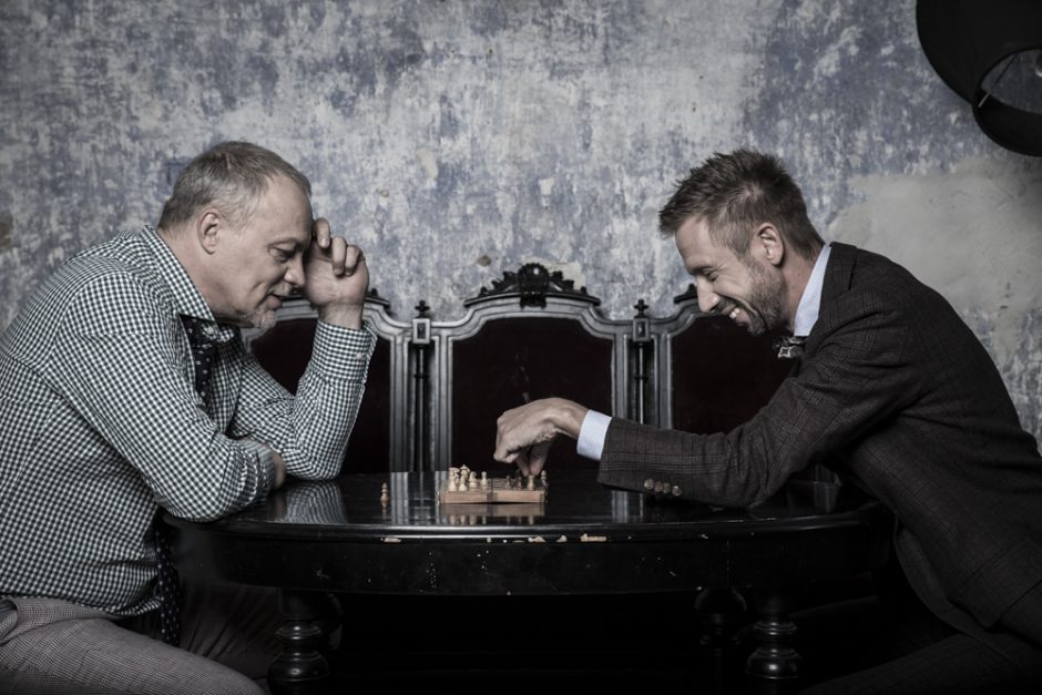 Prieš didįjį pasirodymą L. Adomaitis ir G. Paškevičius žaidžia šachmatais