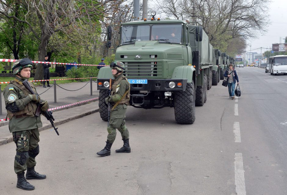 Ukrainoje per parą žuvo penki kariai, 12 sužeista