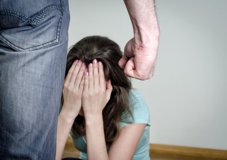 Prienuose girtas vyras smurtavo prieš dukrą