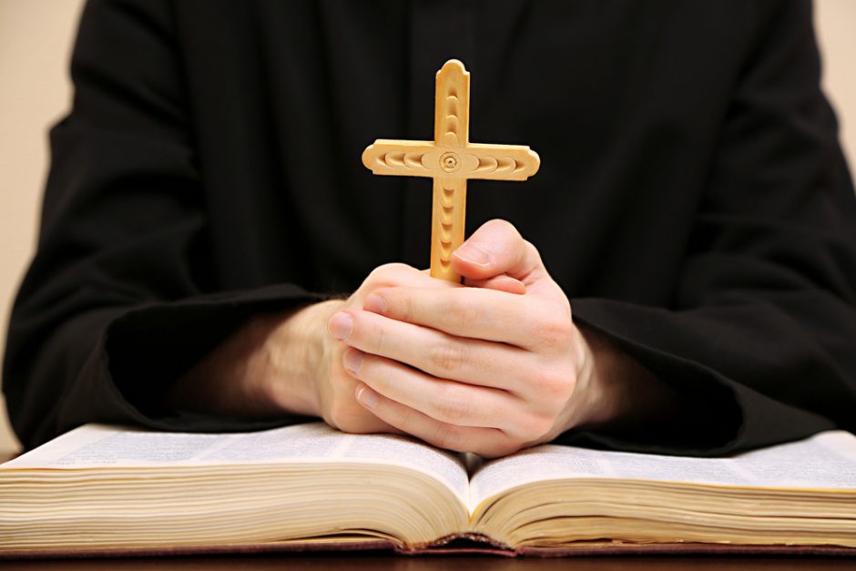 Buvęs kunigas nuteistas kalėti už moksleivių lytinį išnaudojimą