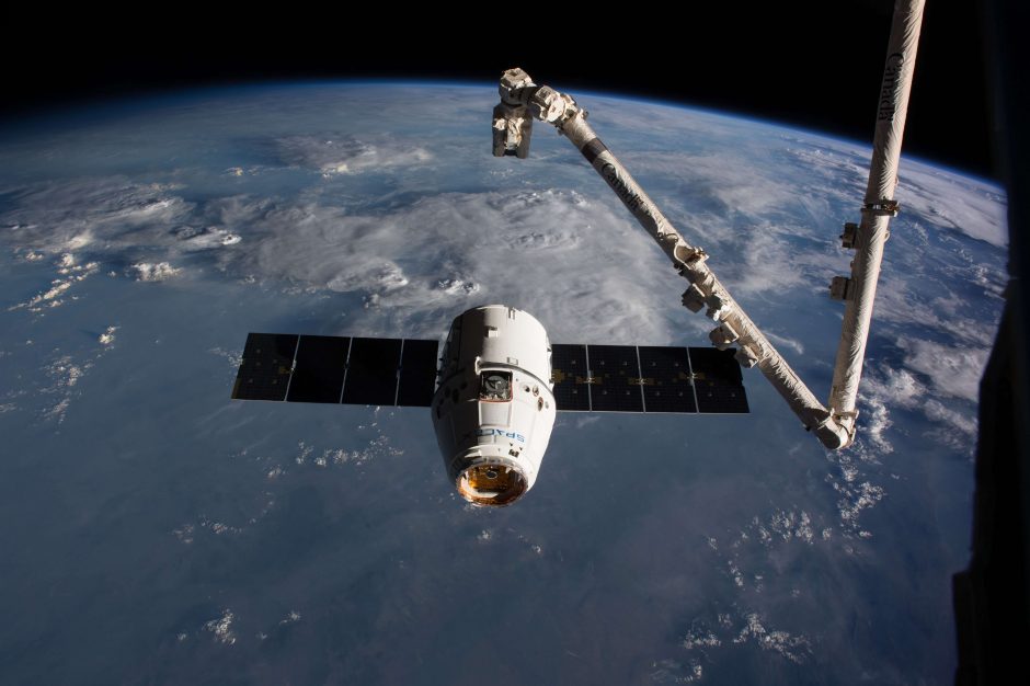 „SpaceX“ kosminė krovinių kapsulė grįžo į Žemę