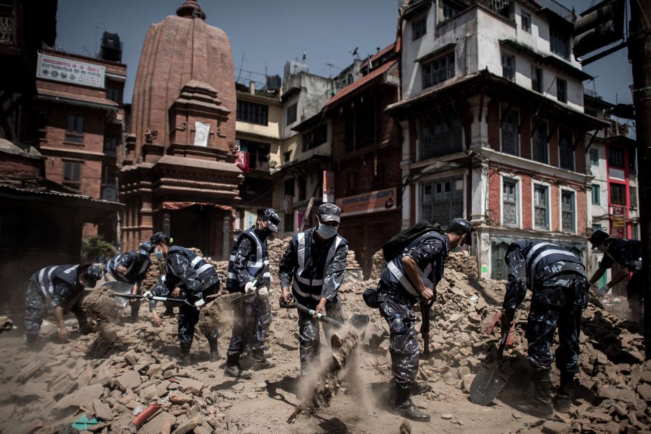 Stebuklas Nepale: iš griuvėsių ištrauktas drebėjimą išgyvenęs 101 metų vyras