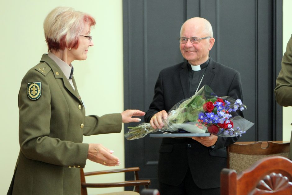 Arkivyskupui S. Tamkevičiui suteiktas garbės šaulio vardas