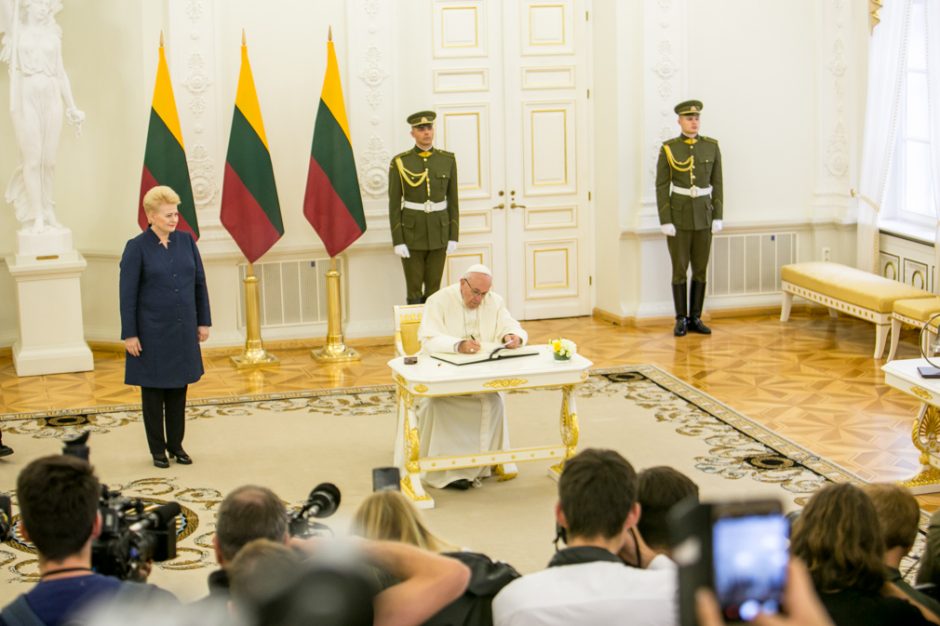 Istorinė diena: į Lietuvą atvyko popiežius Pranciškus