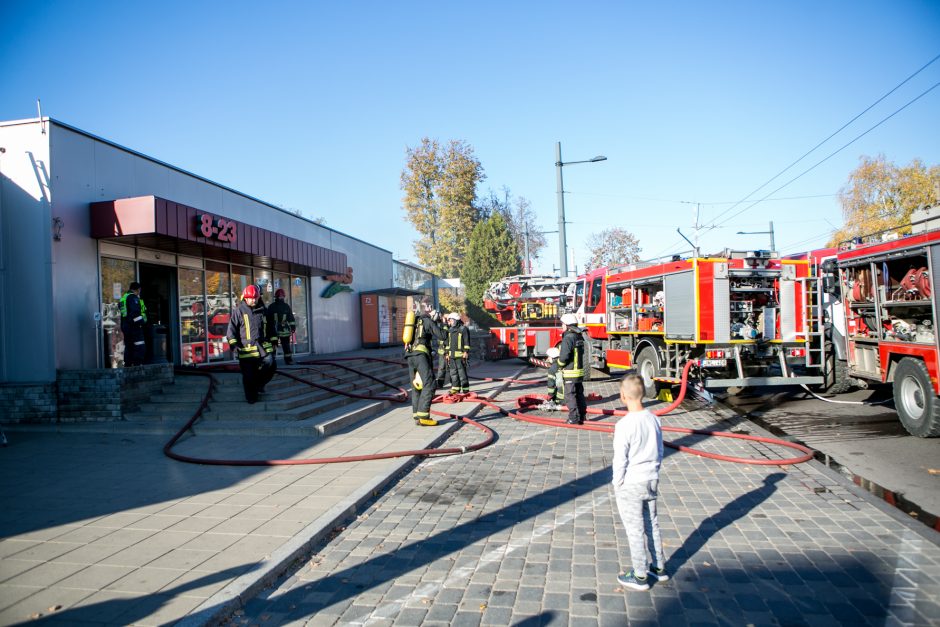 A. Juozapavičiaus prospekte užsidegė „Šilas“, dūmais apsinuodijo dvi darbuotojos