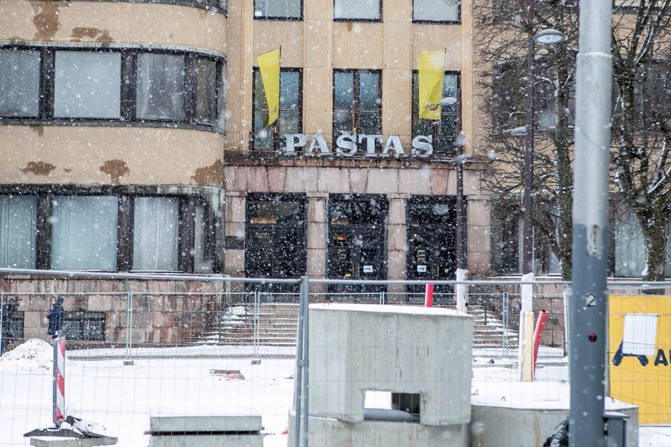 Kauno centriniame pašte trūko vamzdis: pastatas pasidengė varvekliais