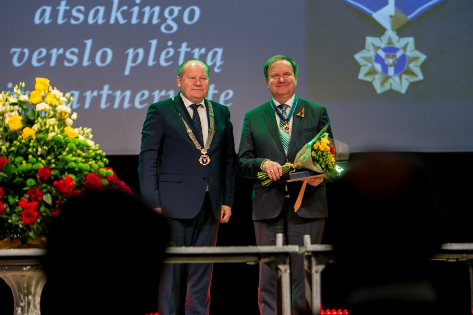 Kauno rajono savivaldybės apdovanojimai – dešimčiai nusipelniusių žmonių