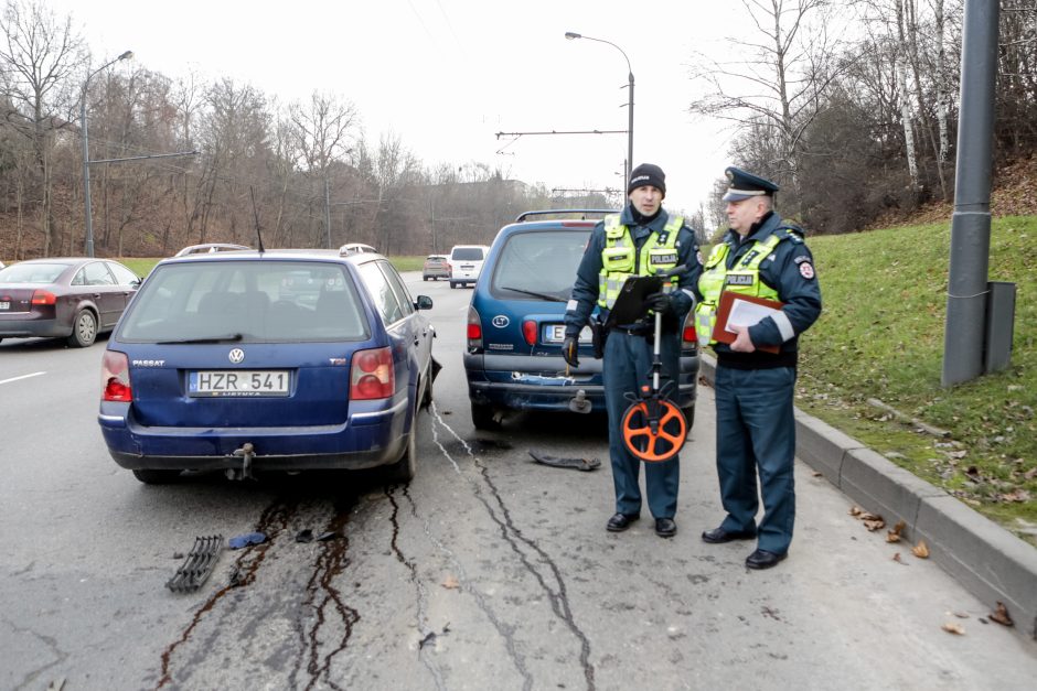 Kalniečiuose – trijų automobilių avarija, nukentėjo du žmonės