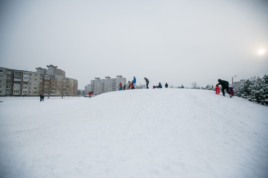 Sniego pramogų išsiilgę kauniečiai apgulė vietinius kalnus ir kalnelius