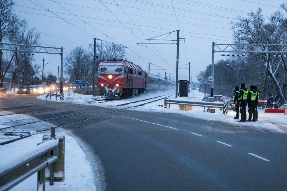 „Lietuvos geležinkeliai“ su policija vykdė saugaus eismo pervažose akciją