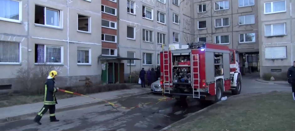 Vilniuje užsiliepsnojus butui evakuoti žmonės, smarkiai apdegė vyras ir moteris