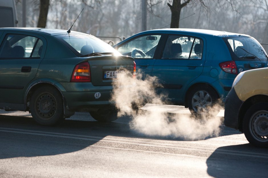 Dūmijantis automobilis – signalas apie rimtus gedimus