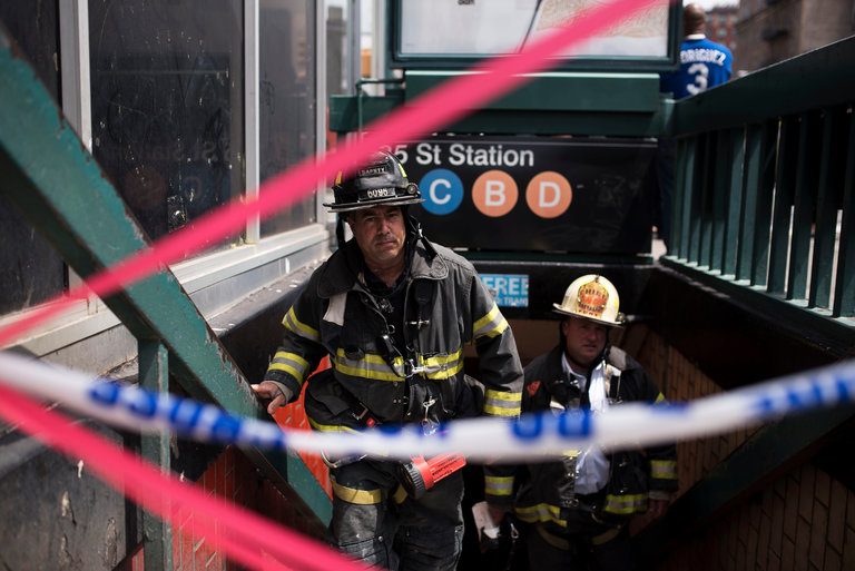 Niujorke nuo bėgių nulėkus dviem traukinio vagonams nukentėjo 36 žmonės