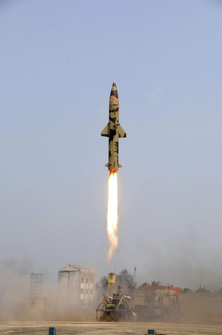 Indija sėkmingai išbandė raketą, galinčią nešti branduolinį užtaisą