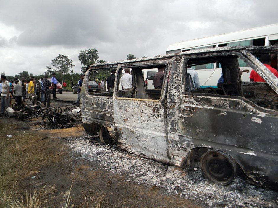 Nigerijoje sudužus vestuvininkų autobusui žuvo 19 žmonių