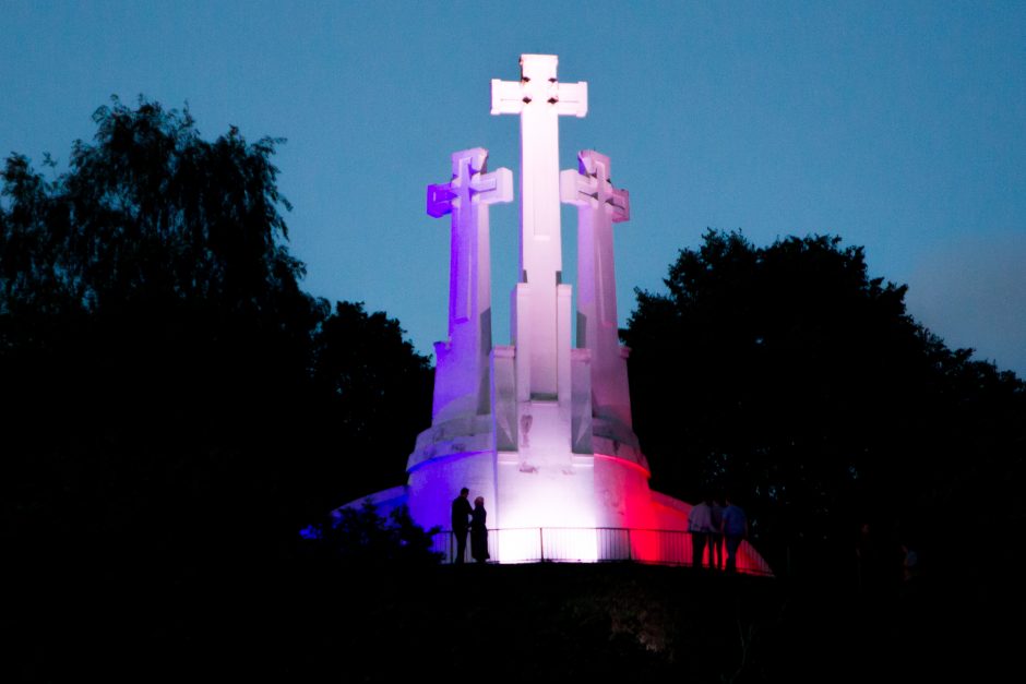 Trys kryžiai Vilniuje nušvito Prancūzijos vėliavos spalvomis