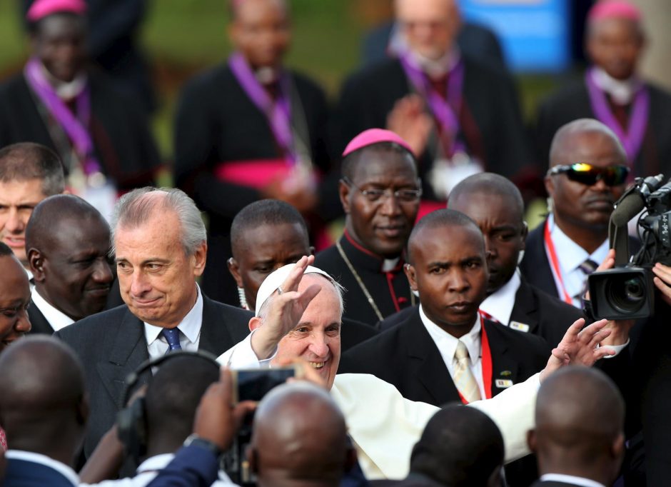 Kenijoje popiežių Pranciškų pasitiko minios žmonių