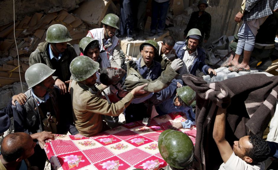 Jemene per aviacijos smūgį policijos būstinei žuvo dešimtys žmonių