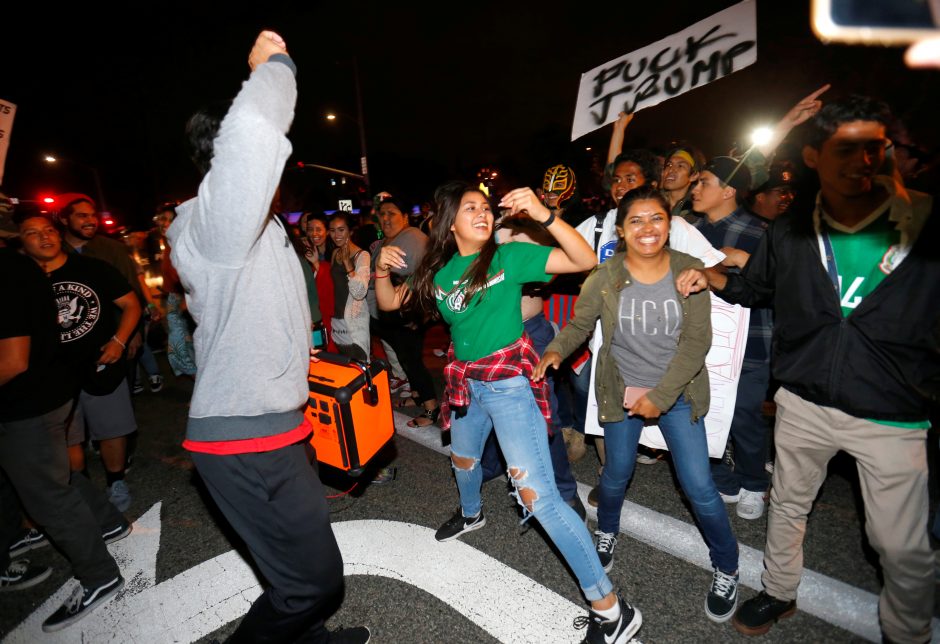 Protestai per D. Trumpo mitingą Kalifornijoje virto smurtiniais