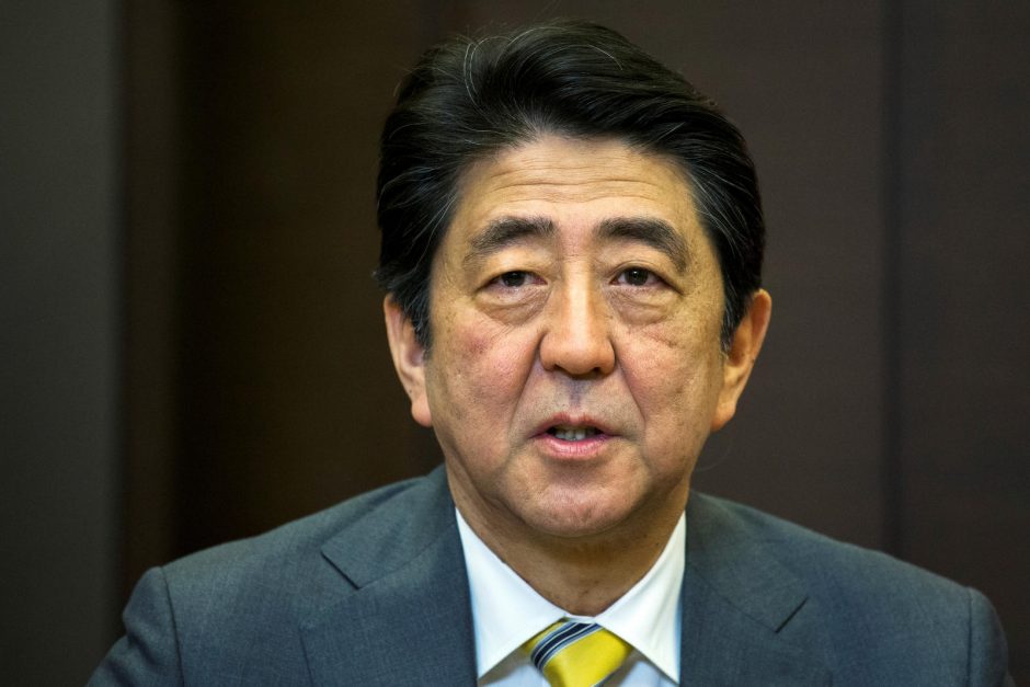 Sh. Abe įsuko skandalas dėl piniginės aukos prieštaringai vertinamam veikėjui