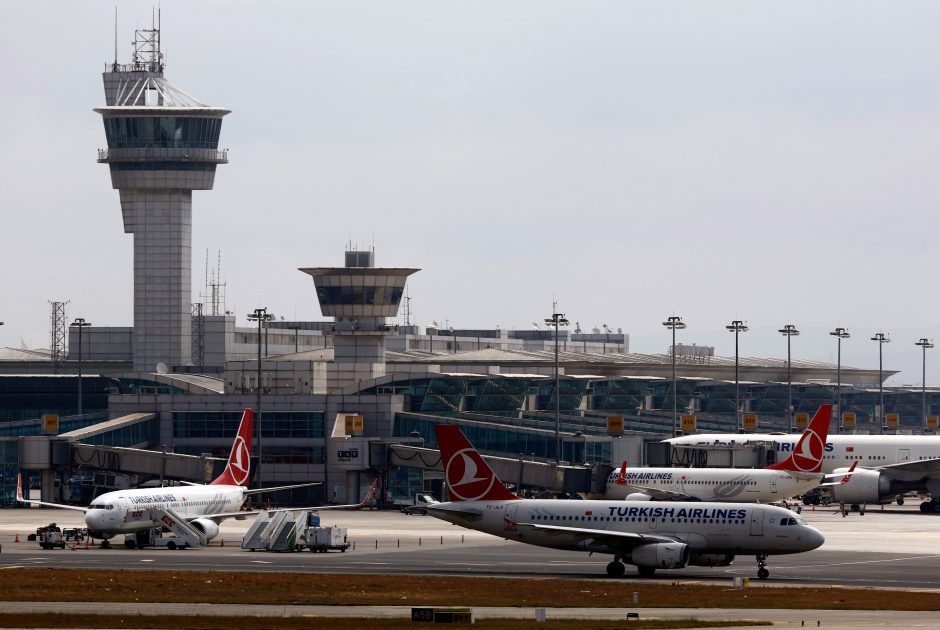 Stambulo oro uostas po mirtininkų išpuolio atnaujino darbą