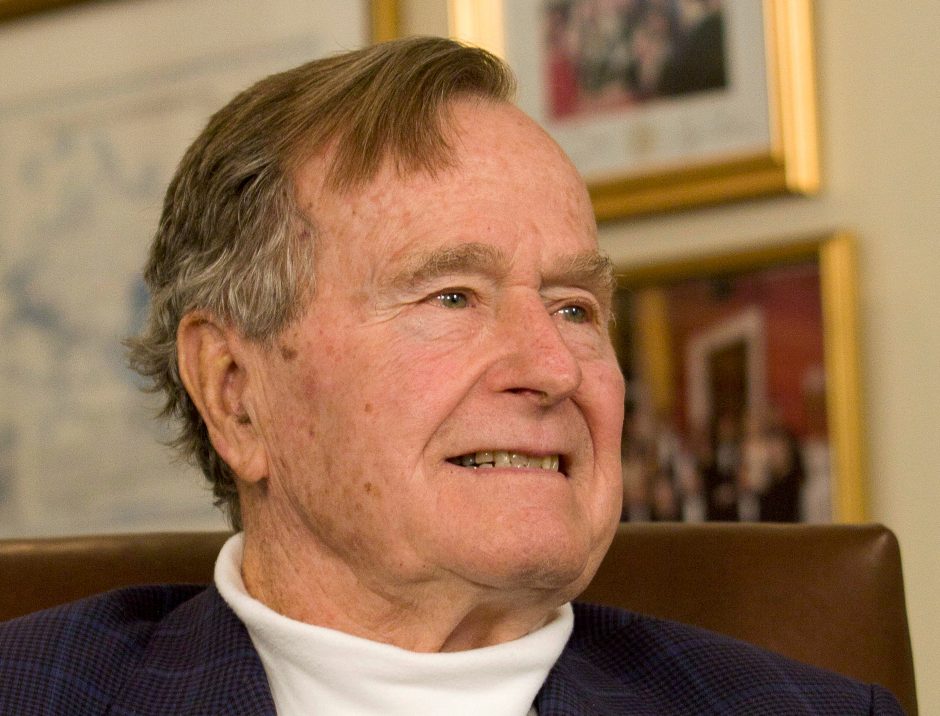 JAV eksprezidentas G. H. W. Bushas ir jo žmona pateko į ligoninę