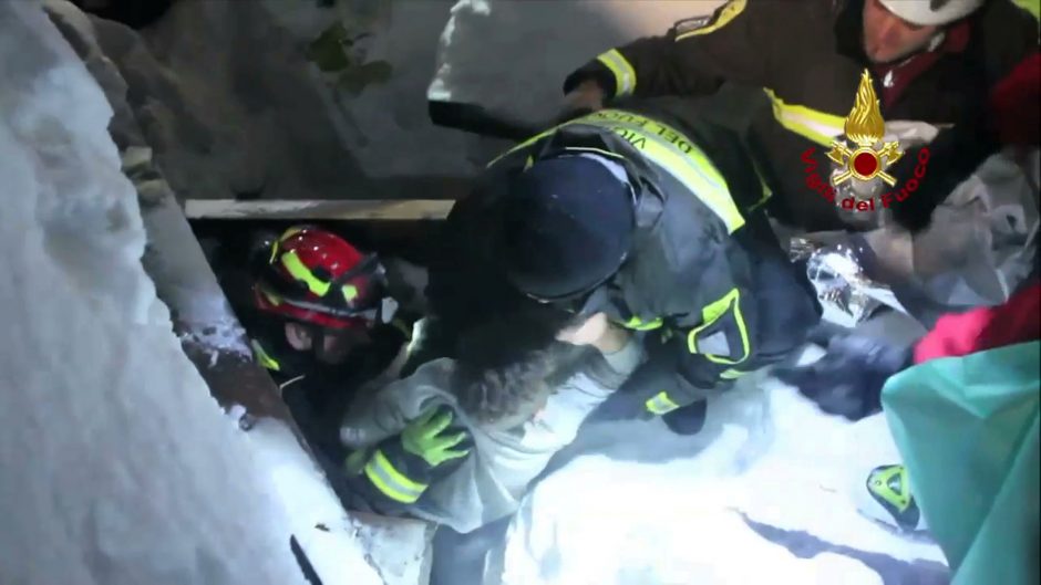 Lavinos nuniokotame Italijos kalnų viešbutyje išgelbėti dar keturi žmonės