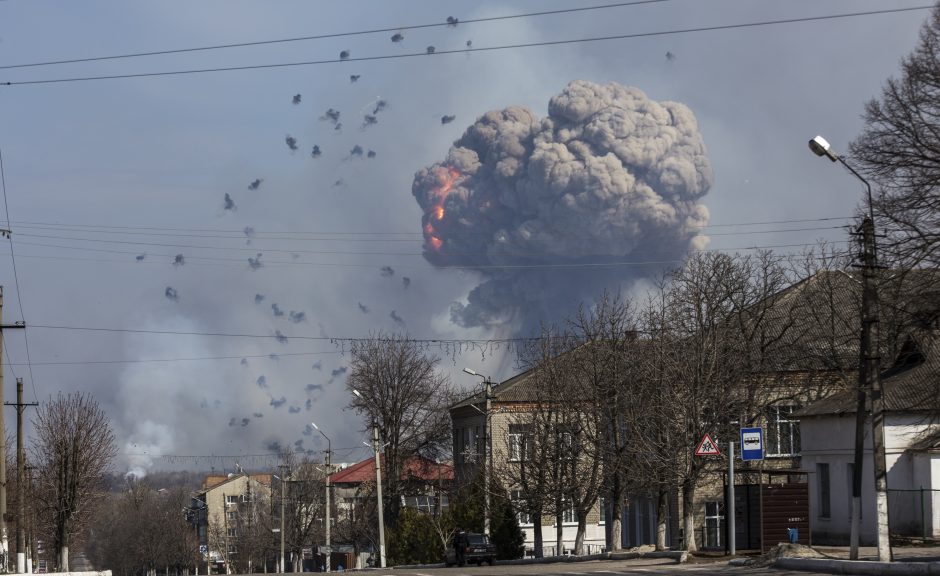 Ukrainoje užsiliepsnojo šaudmenų sandėlis, įtariama diversija