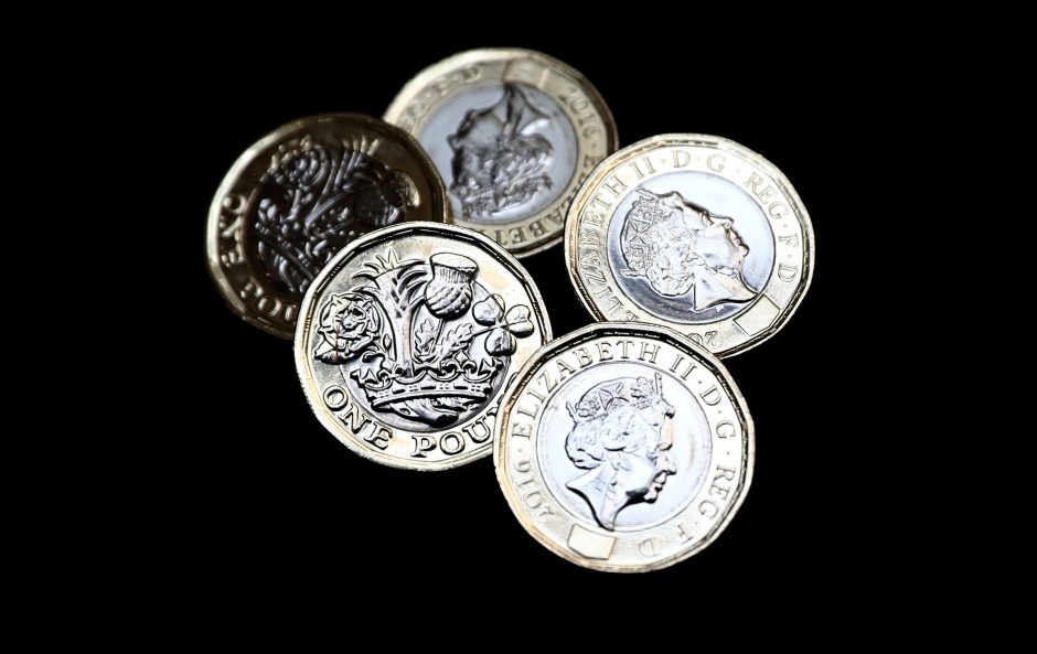 Britanijoje į apyvartą išleidžiama nauja svaro moneta
