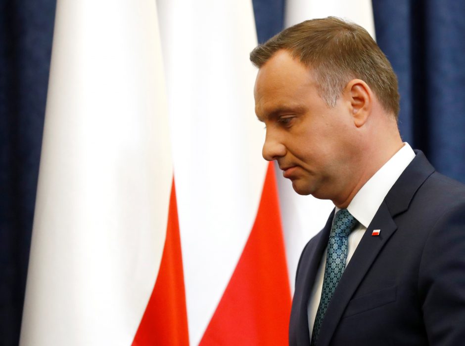 Lenkijos prezidentas pasirašė vieną iš trijų ginčijamų teismų įstatymų