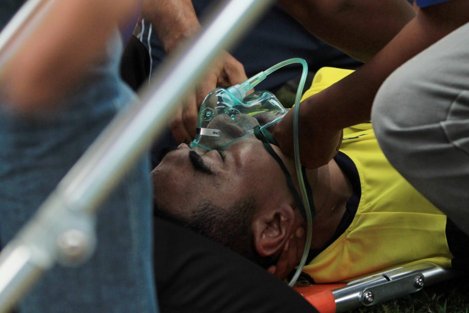 Indonezijoje po susidūrimo per futbolo rungtynes mirė vartininkas