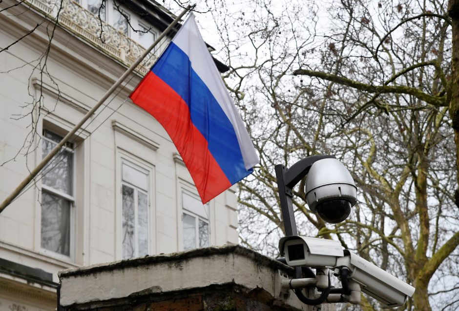 Išsiųsti rusų diplomatai palieka ambasadą Londone