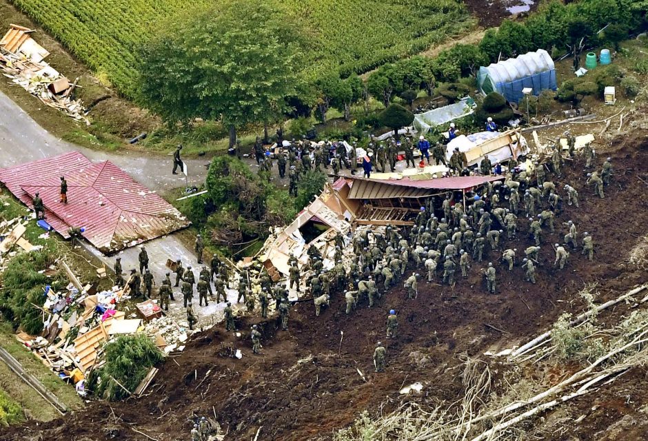 Žemės drebėjimo Japonijoje aukų padaugėjo iki 18