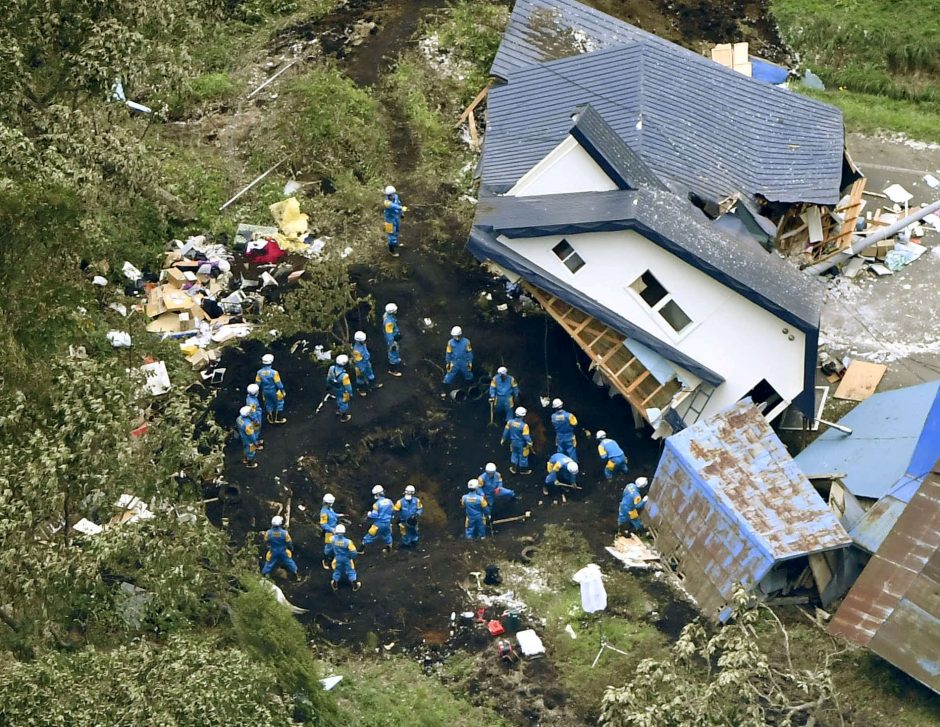 Žemės drebėjimo Japonijoje aukų padaugėjo iki 18