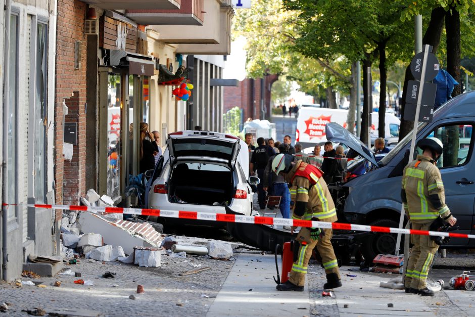 Berlyne automobiliui įsirėžus į kavinės lankytojus sužeisti penki žmonės