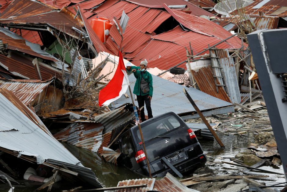 Indonezijoje nutraukiamos po žemės drebėjimo ir cunamio vykdytos aukų paieškos