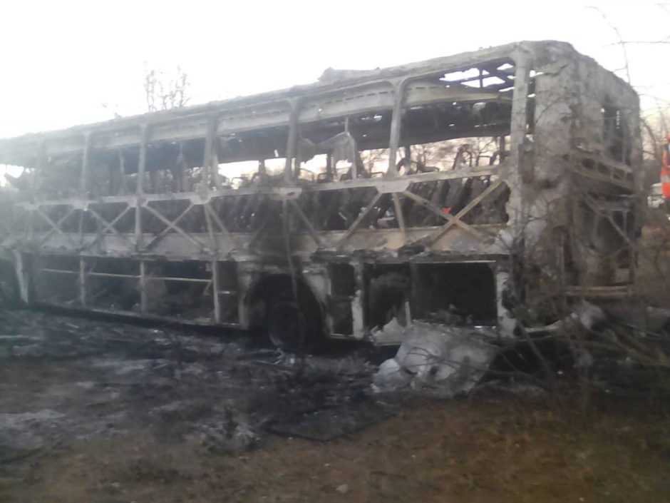 Zimbabvėje užsiliepsnojus autobusui žuvo mažiausiai 42 žmonės