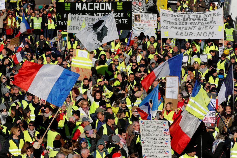 Paryžiuje įvyko susirėmimų tarp „geltonųjų liemenių“ ir policijos